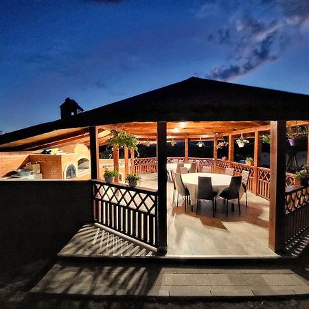 Hotel Conacul Lui Bulica Novaci-Străini Exteriér fotografie
