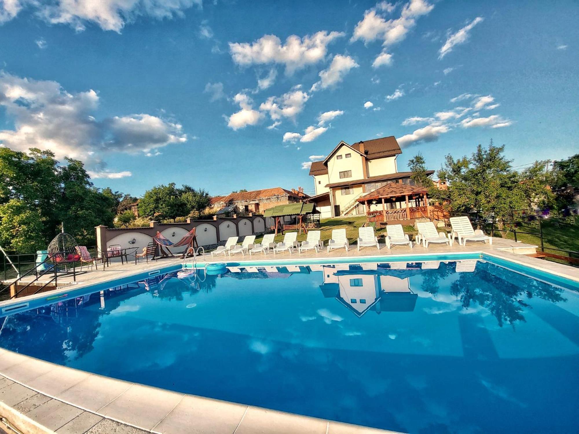Hotel Conacul Lui Bulica Novaci-Străini Exteriér fotografie