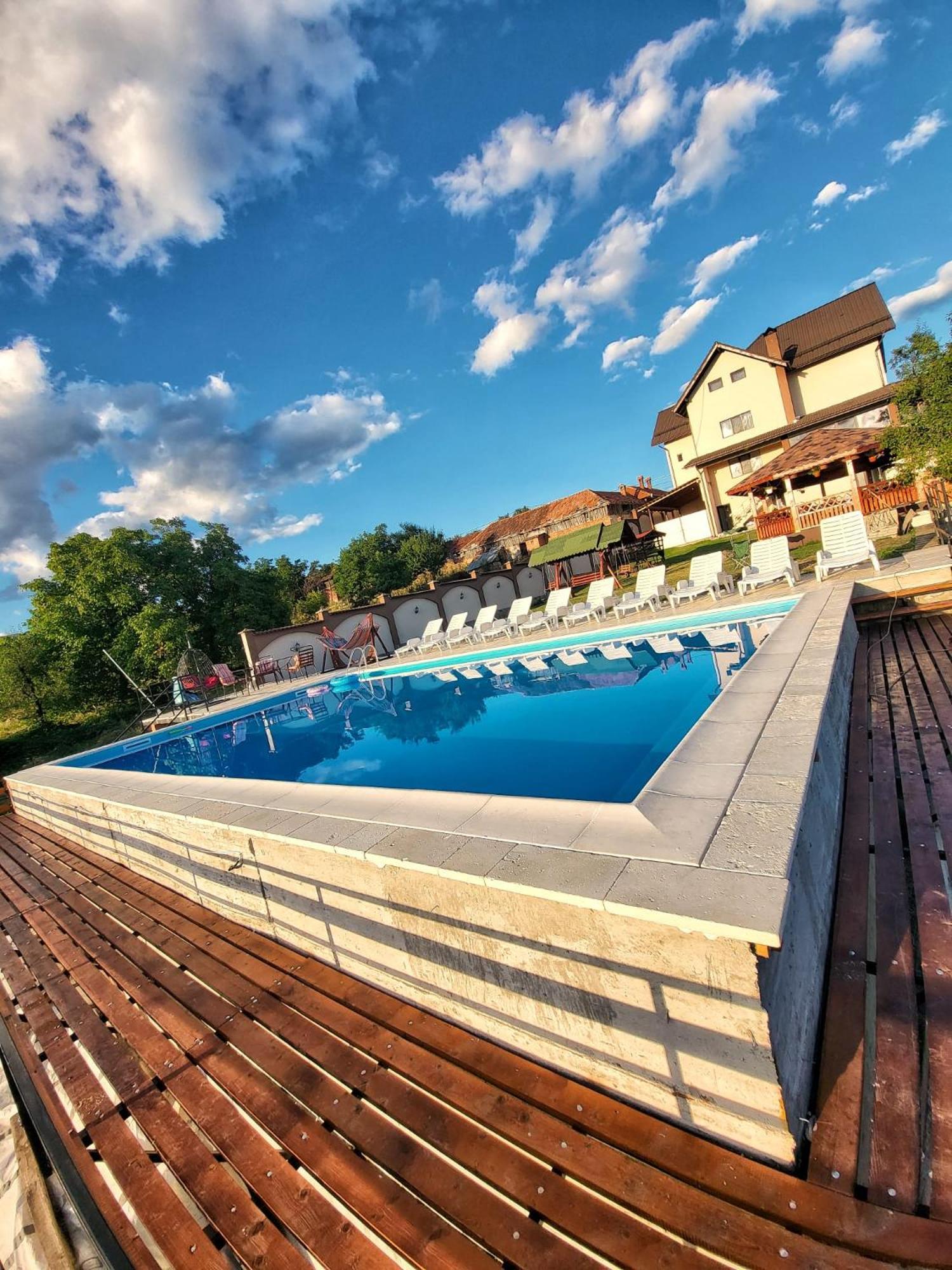 Hotel Conacul Lui Bulica Novaci-Străini Exteriér fotografie