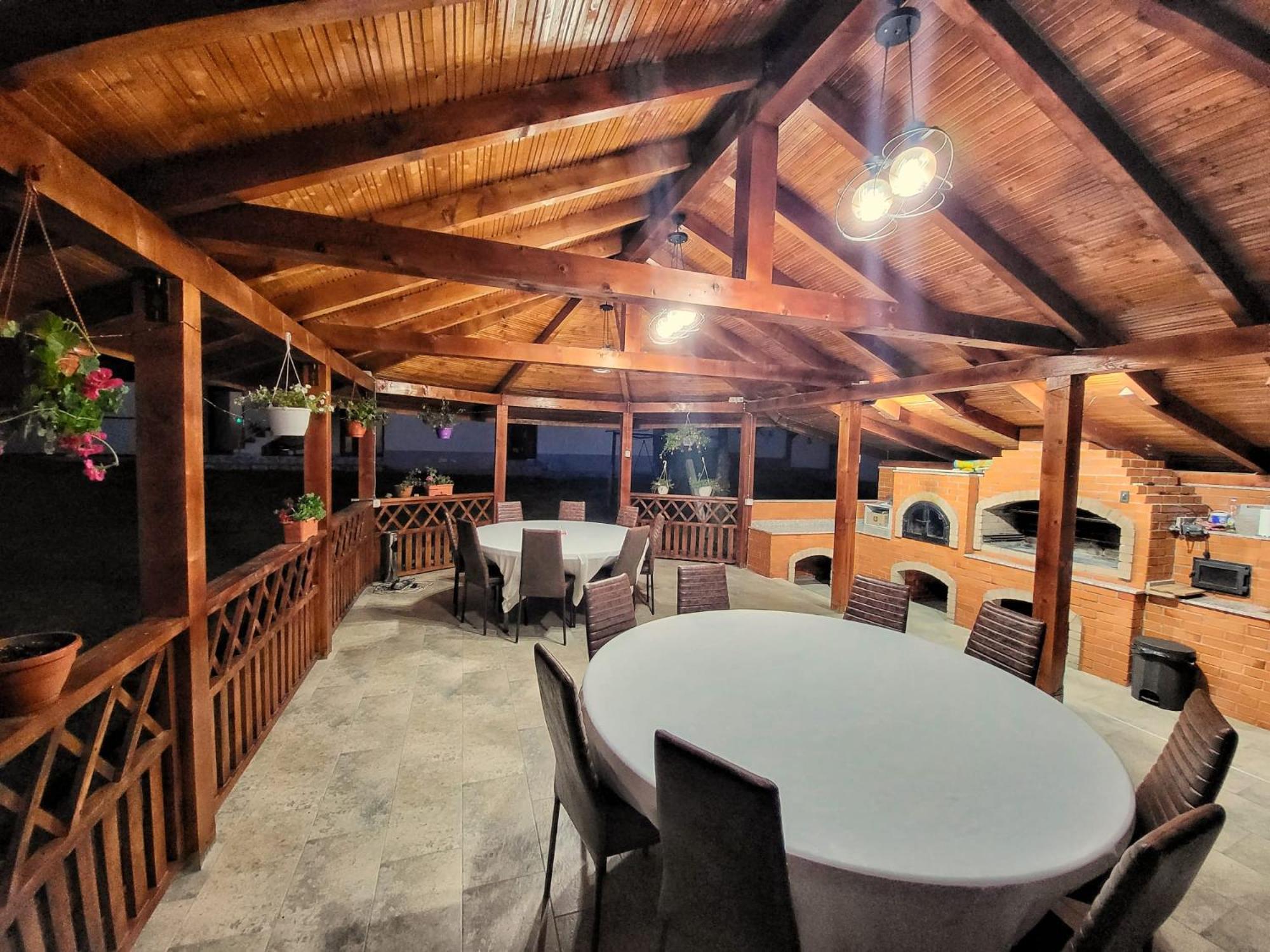 Hotel Conacul Lui Bulica Novaci-Străini Exteriér fotografie