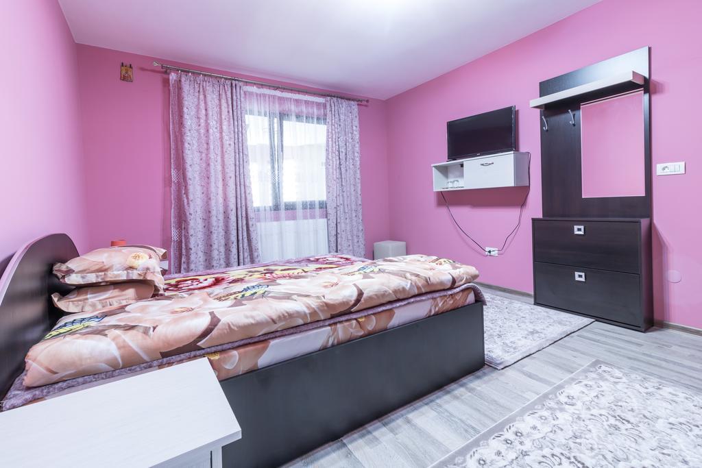 Hotel Conacul Lui Bulica Novaci-Străini Exteriér fotografie