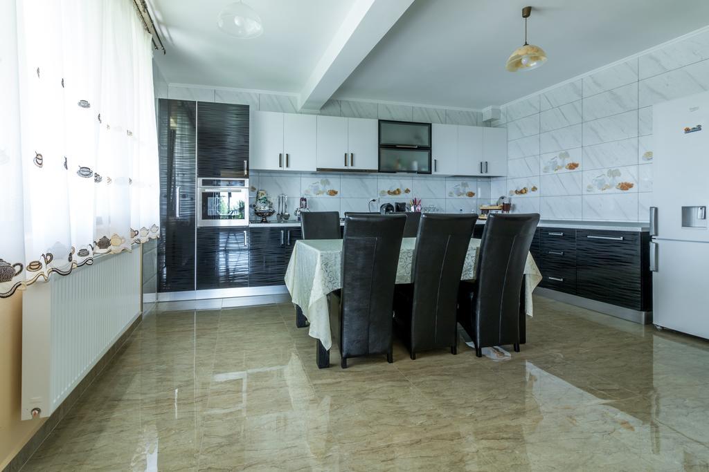 Hotel Conacul Lui Bulica Novaci-Străini Exteriér fotografie