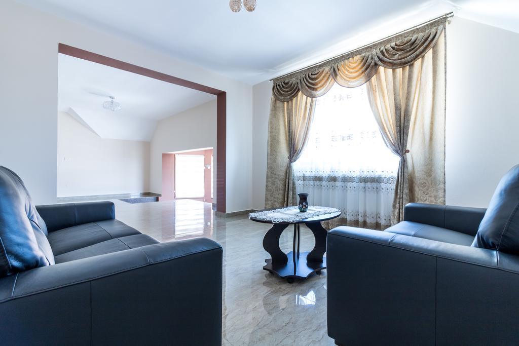 Hotel Conacul Lui Bulica Novaci-Străini Exteriér fotografie