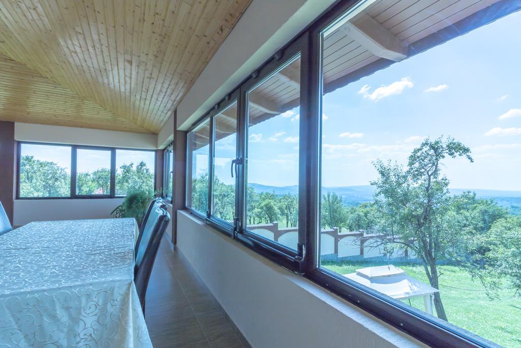 Hotel Conacul Lui Bulica Novaci-Străini Exteriér fotografie