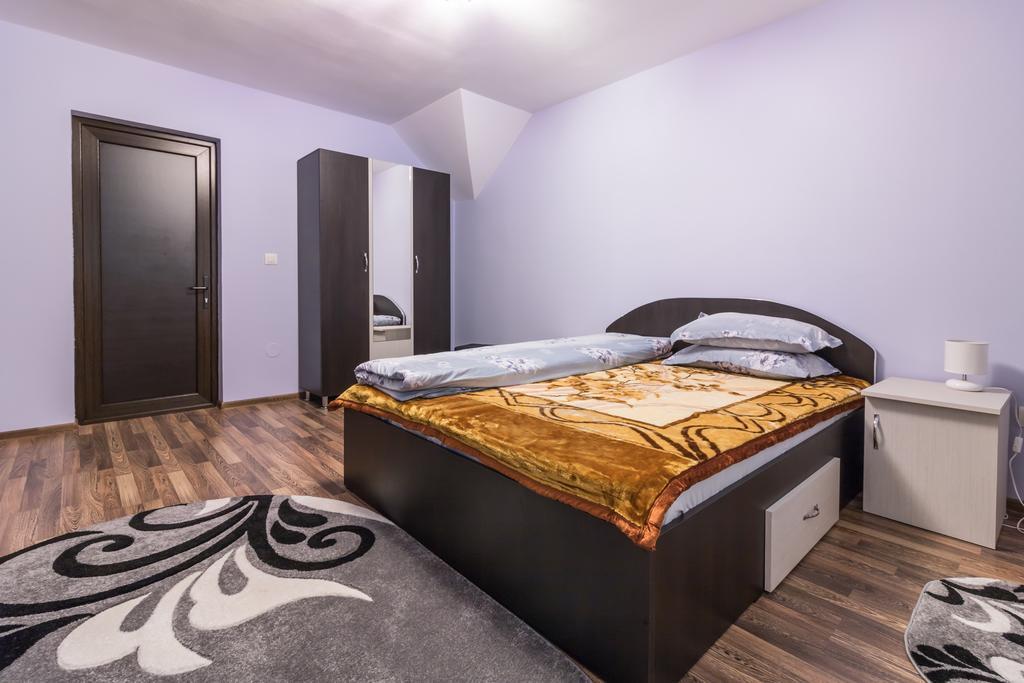 Hotel Conacul Lui Bulica Novaci-Străini Exteriér fotografie