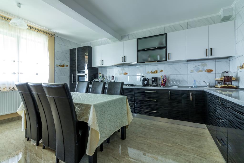 Hotel Conacul Lui Bulica Novaci-Străini Exteriér fotografie