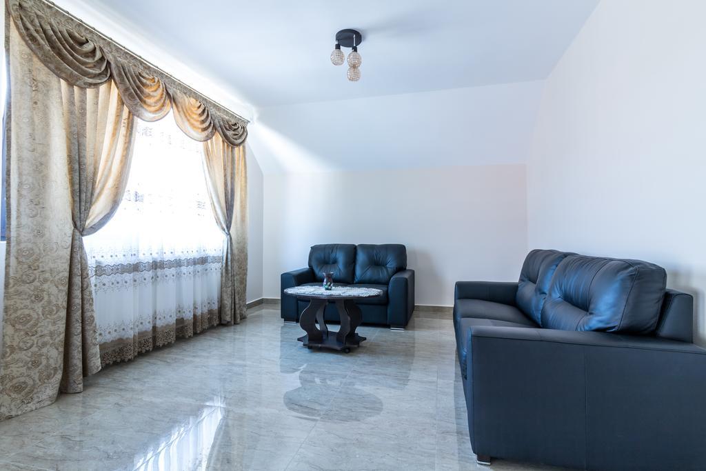 Hotel Conacul Lui Bulica Novaci-Străini Exteriér fotografie