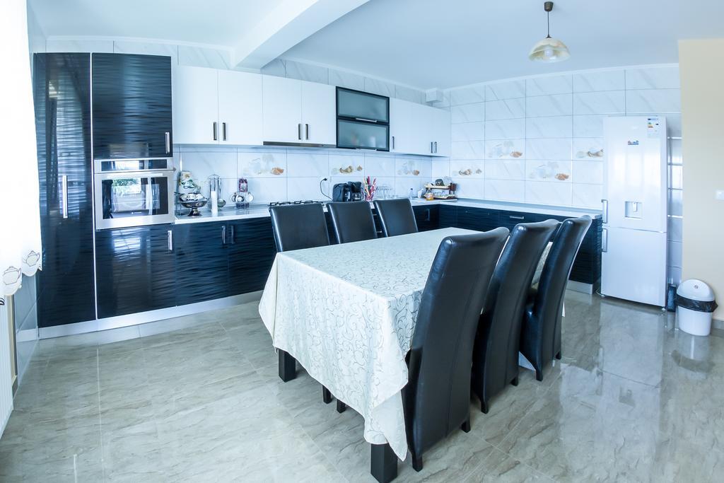 Hotel Conacul Lui Bulica Novaci-Străini Exteriér fotografie