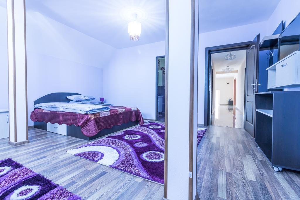 Hotel Conacul Lui Bulica Novaci-Străini Exteriér fotografie