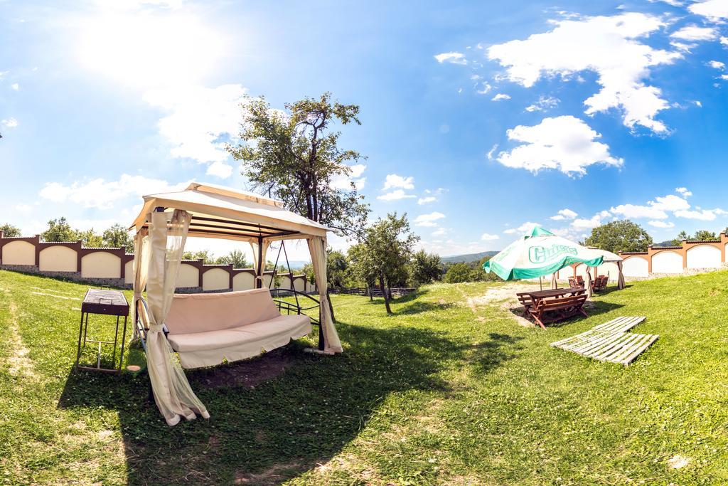 Hotel Conacul Lui Bulica Novaci-Străini Exteriér fotografie