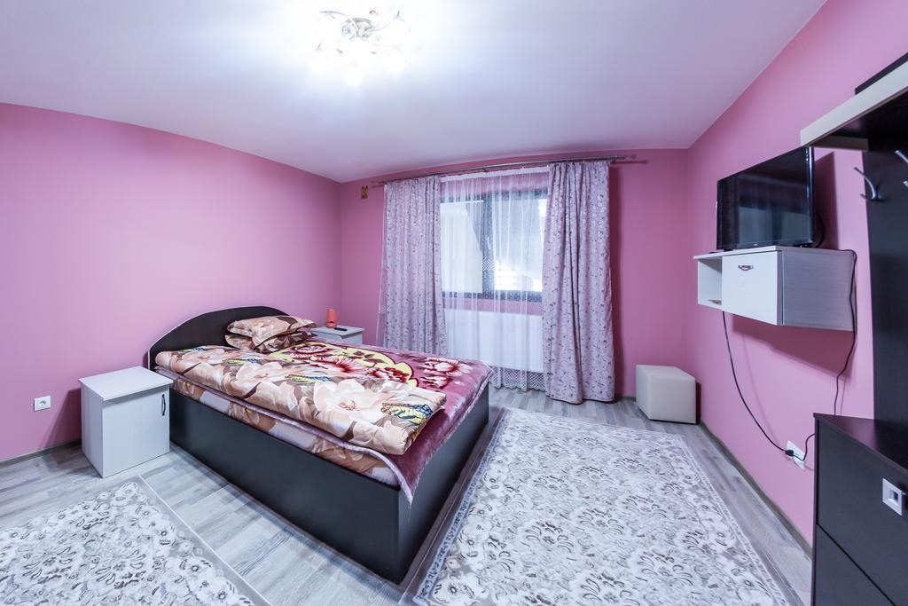 Hotel Conacul Lui Bulica Novaci-Străini Exteriér fotografie