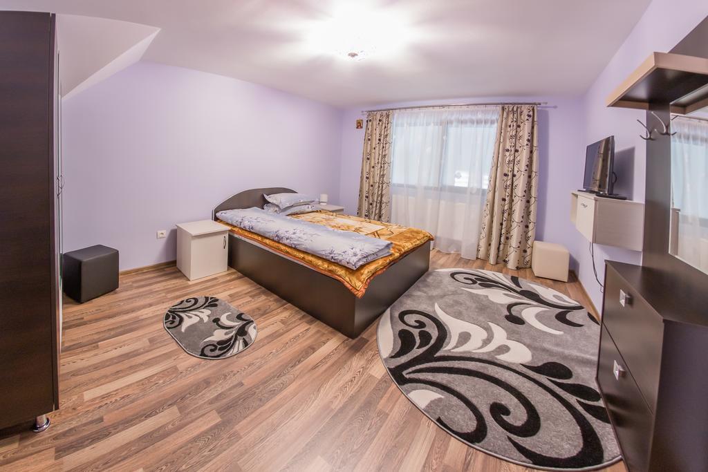 Hotel Conacul Lui Bulica Novaci-Străini Exteriér fotografie