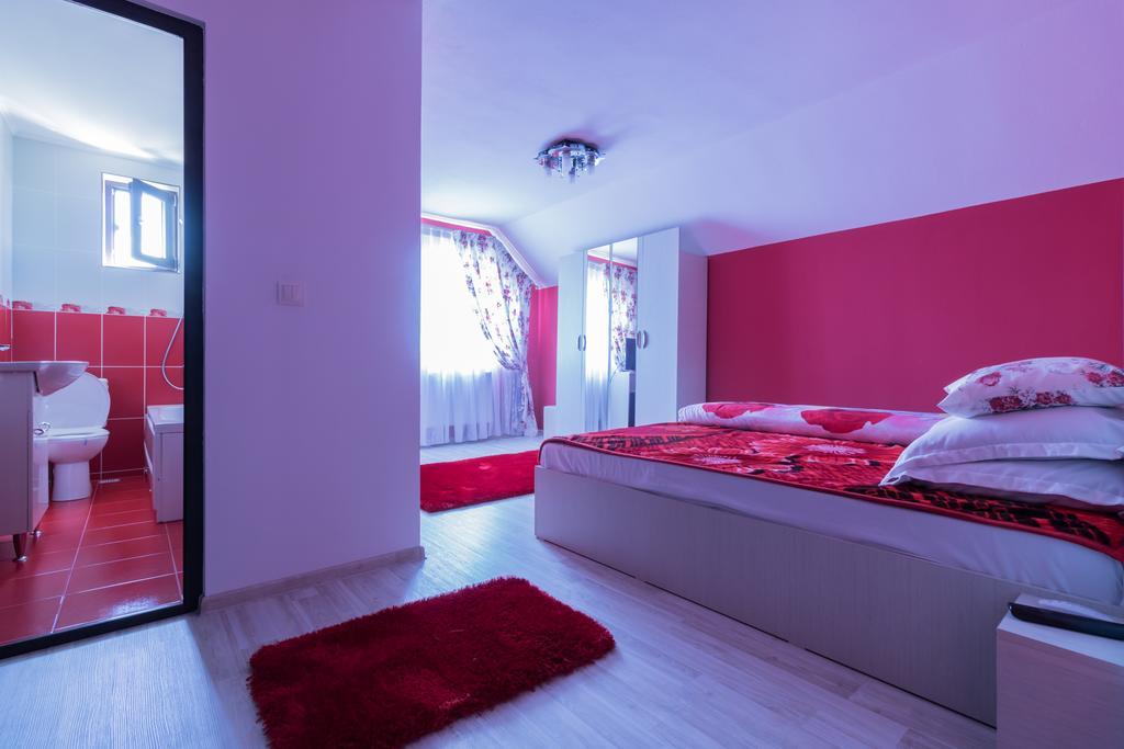Hotel Conacul Lui Bulica Novaci-Străini Exteriér fotografie